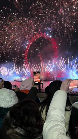 Happy New Year 🇬🇧 LONDON’S FIREWORKS 2024 | NYE | [4K HDR] Watch the video link 👉 https://youtu.be/oU09X9qAXh8  #londoneye #nye2024  #fireworks #nye #2024  #4k #4khdr #withlovefromlondon #londonnye  #FireworksLondon  #NewYearsEve  #happynewyear2024  #winter   #visitlondon #hdr #hdrvideo #newyearcelebration  #PaseosGuiados   #UK #England  #LondonTouristAttractions  #LondonTourist  