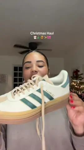 lo que me trajo santa 🥹🎅🏼💘 best for lastttttt #puertorico #christmas #boricua #haul #gifthaul #santaclaus #travelsuitcase #pattern #olaysuperserum #maracujajuicylip #adidas #adidasgazelle #adidasgazellebold 