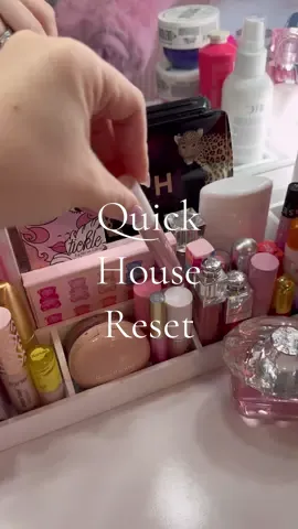 First quick house reset of the year! I hope you all had a happy and healthy holiday!! #reset #house #newyears #asmr #satisfying #motivation #girlmom #beekeepersnaturals 