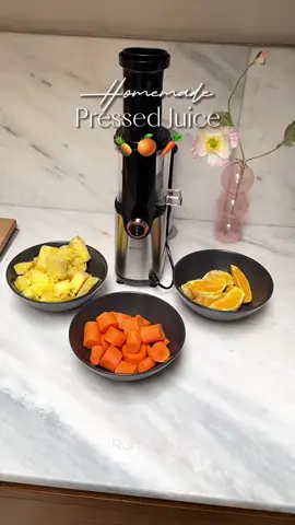 Kandungan asli buah dan sayur jadi lebih terjaga dengan Slow Juicer dari Senus! Segar maksimal dengan kandungan air yang tinggi. Selain itu, juga mudah dibersihkan lohh. Ini nih cara mudah jadi rajin buat ngejuice sendiri di rumah! ✨ . . Slow speed coldpress juice buah segar minimalis kecil gampang bersih mudah dicuci segar murah