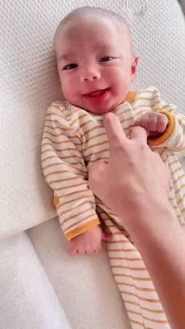 Momen kecil kaya ini justru yang paling gabisa dilupain🥺❤️ Kalau Moms momen bareng baby apa nih yang paling gabisa dilupain? Coba sharing di kolom komentar yaa👶🏻 📷 in frame : 🦒Yellow Girrafe Sleepsuit 3 in 1 #Memorylife #baby #cutebaby #momslife #corememory #bayilucu #bayigemes #fyp #foryou #fypシ 