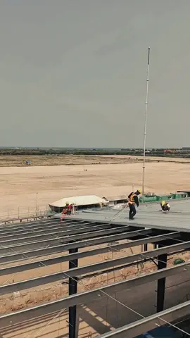Masih tertunda 😇 #roof #mainroof #rooftop #tkbt #safetyfirst #kuliproyek #kontruksibaja #pebsteel #fyp #fypシ #trendingvideo #CapCut 