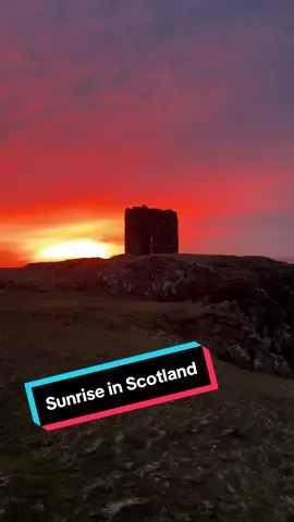 Lady’s Tower at Elie’s Ruby Bay in Scotland 🏴󠁧󠁢󠁳󠁣󠁴󠁿 at sunrise 🌅  The tower was constructed in 1770 for Lady Janet Anstruther. She, the charming daughter of a prosperous Elie merchant, was a regular swimmer (wild swimming? 😂) in the waters around Elie Ness. Before her swims, Lady Janet prepared in a small beach cave beneath the tower. Following her aquatic activities, she would retreat to the tower for recovery. To avoid any disturbances during her swim and subsequent relaxation, a servant would ring a bell in Elie to signal the timing of her daily dip so no one would disturb her 🔔  #visitscotland #Scotland #scotlandiscalling #scotlandtravel #scotlandexplore #scottish #scottishaccent #scotlandlover #braveheart #outlander #scotlandtiktok #fypscotland #scottishtiktok #viralscottishtiktok 