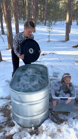 Does this count as deadlifting while pregnant??🤔🏋🏼‍♀️ #icebath #icequeen #ice #pregnantlife #funny #coldplunge #snow #winter #motherdaughter #daily #bumpdate #babybump #pregnant 