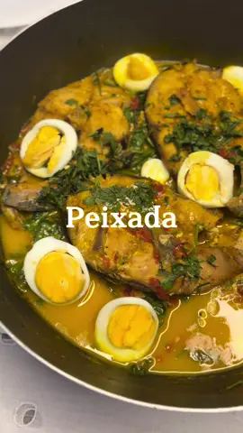 A receita que eu trouxe para vocês hoje é a minha peixada, bora lá? Ingredientes: - 1kg de postas de peixe da sua preferência (tilápia, pescada amarela, atum, etc) - açafrão, lemon pepper, pimenta do reino e sal - 200ml de leite de coco - azeite de dendê - água - 1 cebola roxa - 1 pimentão verde - 1 tomate - coentro - 1 ovo cozido Modo de preparo: Em uma panela funda desligada adicione um fio de azeite de dendê e faça camadas intercalando peixe, cebola, pimentão e tomate até a última posta. Venha com mais um fio de azeite de dendê e uns 50ml de água. Tampe e deixe cozinhar. Depois de uns 15 minutinhos entre com o leite de coco e tampe novamente. Quando o peixe estiver em uma textura boa é só desligar a panela e finalizar com coentro e ovo cozido em rodelas. Já salva para fazer :) #peixada #moqueca #peixe #receitas 