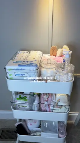 Asi fue como organice el carrito de mi bebe 👩🏽‍🍼✨ faltaron algunas cositas que ya ire agregando pero en general asi quedo! 👶🏽👩🏽‍🍼🪹 #fyp #momtobe2024 #hispanicmoms #pregnancyjourney #latinamommy #nestwithme #babygirl #mamaprimeriza #pregnant #babyorganization #babycart 