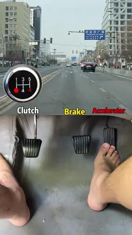 How to drive a manual car ? #driving #manual #car #traffic #carsoft #cardriving