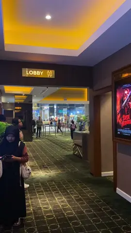 Ternyata tak se mengerikan yg viral di fyp cok,bawaanya malah pengen ketawa liat film siksa neraka 🫠 #quencitysemarang #cinema21 #xxi #film #siksaneraka #siksanerakafilm #bioskop #fyp #viral #tiktok #bahanswmu #mentahan #prank 