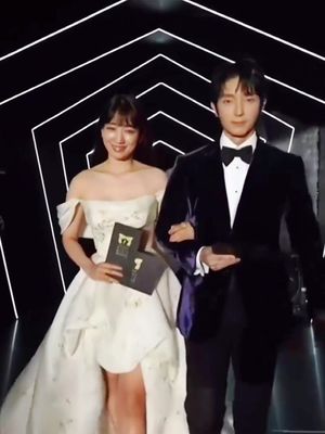 Lee Joon-Gi and Park Shin-Hye 😍💜 presenting the awards at 33rd Seoul Music Awards held in Bangkok | Jan 2,2024 #이준기 #leejoongi #33rdseoulmusicawardsinbkk #koreanactor #actorleejoongi #parkshinhye #leejoongikoreanactor #leejoongiedits #koreanactorleejoongi #33rdseoulmusicawards #leejoongi_globalfans 