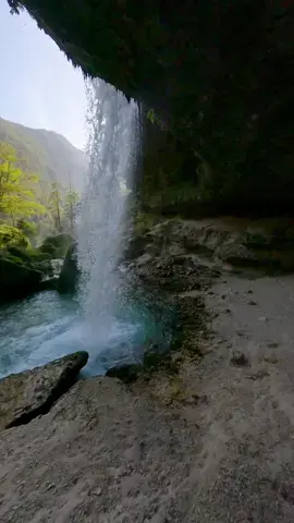 Back to my favorite activity 💦 I found this super beautiful waterfall in Slovenia 🙋‍♂️  #slowenia #fpv #drone #waterfall #nature #dive 