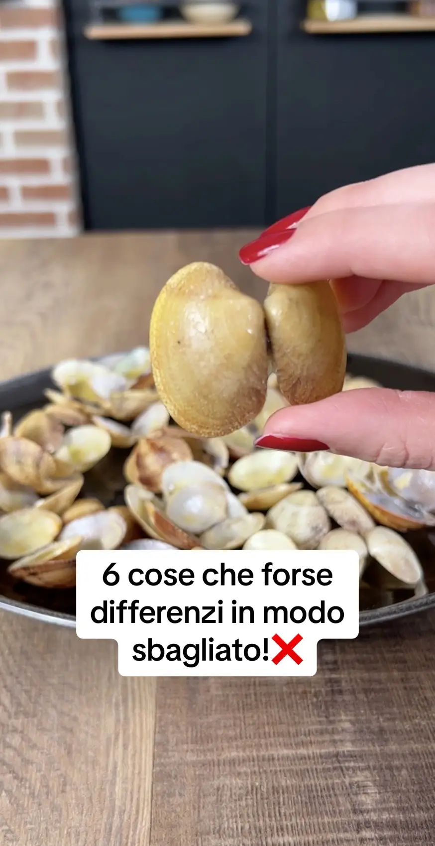 La raccolta differenziata può creare molta confusione, ma non preoccuparti, ci pensiamo noi ad aiutarti a smaltire i tuoi rifiuti nel modo giusto!😉👇

1. Gusci dei molluschi: li hai sempre buttati nell’umido? In realtà le disposizioni per questo tipo di rifiuti non sono uguali per tutti i comuni. In alcuni comuni, che possiedono determinate tecnologie per lo smaltimento, si possono gettare nell’organico, in altri nell’indifferenziata. 
2. Posate di plastica: incredibile ma vero, non vanno nella plastica! In base alla direttiva del 2004 del Parlamento europeo non sono considerate “imballaggi”, quindi non destinate alla differenziata della plastica. Per smaltirle correttamente buttale nell’indifferenziato.
3. Il cartone della pizza: se il cartone è pulito, puoi buttarlo nella carta: ripiegalo su se stesso per rendere più facile il suo smaltimento. Se è sporco, verifica le disposizioni del tuo comune. In alcuni si butta nell’umido, in altri nell’indifferenziato dopo aver eliminato i residui di cibo.
4.  Vaschette di polistirolo: lo sappiamo che sei convinto che vadano nella plastica, ma dipende dal tuo Comune! In alcuni territori vanno buttate nell’indifferenziato, in altri possono essere smaltite nella plastica.
5. Scontrini: no, non vanno nella carta! Sono prodotti con carta termica e contengono elementi chimici che non li rendono riciclabili. Sono quindi da buttare nell'indifferenziato.
6. Bicchieri: hai rotto un bicchiere e pensi subito di doverlo buttare nel vetro. Non è sempre così! Se sui bicchieri leggi la scritta VE, con il simbolo del riciclo, allora sono effettivamente da gettare nel contenitore del vetro. In caso contrario i bicchieri non sono composti esclusivamente da vetro, ma anche da altri materiali non riciclabili. Vanno quindi nell’indifferenziato.

#cookist #raccoltadifferenziata #dovelobutto #comericiclare #riciclarenelmodogiusto 
