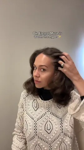 Heatless overnight curls on shorter hair with layers by using our MIDI size curler and the Special Curl comb. Look at the bounce in those curls!! 😍