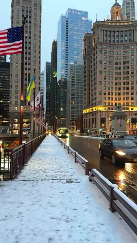 📍 DuSable Bridge Chicago IL 🇺🇸 Chicago + snowfall = a love story that never fades ❄️🥰 . . . ➢ Credit 👉🏆🎥 @tatiana.pesotskaya . . . ➢ Follow 👉 🇺🇸@conexao.america for more photos and movies about United States 🇺🇸 .  . . ➢ ✈ Tag your best US photo with the tag #conexaoamerica or @conexao.america for a chance to be featured. .  . . . #reelsinstagram #chicago #downtown #chicagodowntown #chicagoarchitecture #winter #snow #snowday 