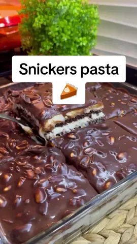 Video sahibi :@birbahartadii Merhabalar 🍀Snickers pasta yaptım bugun..Çok güzel oldu..Ben karamelini az kullandım siz arzuya göre çoğaltabilirsiniz👌🏻Tarifi ekliyorum. Malzemeleri  Keki için 4 adet yumurta Bir su bardağı şeker  Bir su bardağı un  Bir yemek kaşığı nişasta  Bir paket kabartma tozu  Bir paket Şekerli vanilin 2,5yemek kaşığı kakao Krema için  1 litre süt  Bir su bardağı şeker  Üç yemek kaşığı un  İki yemek kaşığı nişasta  Bir adet yumurta  Bir paket vanilya Bir paket toz kremşanti  Üzeri için  Bir paket krema  200 gr bitter çikolata  1 kase tuzsuz yerfıstığı Karamel sosu hazır kullandım  Yapılışı Keki için yumurta ve şeker iyice çırpılır. Diğer kuru malzemeler elenerek ilave edilir. Spatula yardımıyla yavaşça karıştırılır. Yağlı kağıt serilmiş borcama dökülür.Önceden ısıtılmış fırında 190°’de kontrollü bir şekilde pişirilir  Krema için; kremşanti hariç diğer malzemeler uygun bir tencereye alınır iyice karıştırılır ocağa alınır. Karıştırılarak Göz Göz olana kadar pişirilir. Ocağın altı kapatıldıktan sonra ara ara yüzeyi kabuk tutmasın diye karıştırılıp soğutulur. Soğuyan kremaya kremşanti (toz olarak)ekleyip blenderla karıştırılır. Pişirilen keki ortadan ikiye keselim.Karamel sosu üzerine gezdirelim.Kremanın yarısını dökelim.Diğer parça kekede aynı sıralamayı yapalım.En üstede kremayı kaynama seviyesinr getirip ocağın altını kapatalım.İçerisine çikolatayı koyup eritelim.En sonundada fıstıkları ekleyip pastanın üzerine dökelim.Buzdolabında 2-3 saat soğuduktan sonra servis yapabilirsiniz. #keşfet #keşfetteyim #keşfetteyiz #reels #snickerpasta #snickers #pastatarifleri #çikolatalıpasta #karamellipasta #muhallebilitatlılar #sevilentatlılar #pratiktarifler #pratikpastatarifleri #hamurişleri #kolaytarifler #yemek #yemektarifleri #nefisyemektarifleri #delicious #instagram #instalike #delicious  #instatopic #pazar #reelsinstagram #kesfet #fypシ