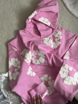 finally got my hands on denim tears and it’s my fav color🥰💗 #unboxing #fashiontiktok #streetwear #outfitideas #fyp #foryoupage #denimtears #pinkdenimtears #blackgirlfashion #capcut #hoodieszn 