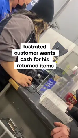 fustrated Best Buy customer who paid cash($3000) for his items argues with employee he wants his return in cash  #bestbuy #returningitems #ipaidcash #customerserviceproblems 