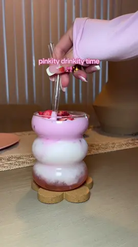 love making my own pink drinks! 🍓 #pinkdrink #athomepinkdrink #diypinkdrink #pinkitydrinkity #starbucksathome 