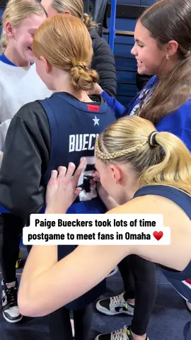 Crowds lined up in Omaha to meet Paige Bueckers postgame and she delivered 🥹♥️ #paigebueckers #uconnhuskies #collegebasketball #womensbasketball #ncaawbb #uconnwbb 