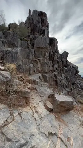 Eyyeee tinkeye wike dos leetle life #ithinkilikethislittlelife #arizona #azhiking #piestewapeak #hikeaz #funny #hehe #sillygoofymood #coupleswhohike 
