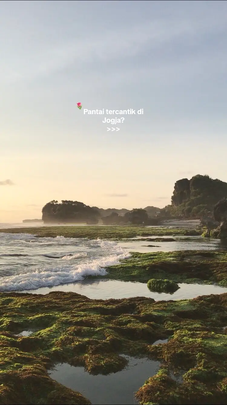 Paket komplit bgt, dua kali kesini sunsetnya ga pernah gagal 🪞⛅️✨ #pantaigunungkidul #pantaigunungkiduljogja #gunungkidul #jogja #rekomendasipantaijogja #pantaingrumputjogja #jelajahjogja #wisatajogja #beachvibes #ngrumputbeach 