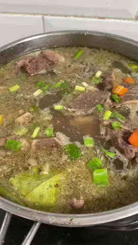 Sop iga sapi ala mama azka🥰 Resep .. - iga sapi - wortel - salam sereh  - bawang daun - baput bamer - pala  Caranya ke 1 - ungkeub dulu iga sapi dalam panci yg berbeda (agar daging empuk, darah dan kotorannya hilang) - blender/ulek baput bamer pala - iris wortel, bawang daun - Setelah siap semuanya lanjut-> - masak baput bamer pala yg sudah diblender hingga matang dan wangi - masukan salam sereh dan air secukupnya - masukan iga sapi yg sudah direbus (air rebusannya dibuang saja) - masukan irisan wortel dan bawang daun -tambahkan kaldu sapi, merica, garam, pecin, gula (sesuai selera) Selamat mencoba🤗 #masakdirumah #masakansimple #sopigasapi #masakenak #alhamdulillah #masyaallahtabarakkallah #fypシ゚viral 