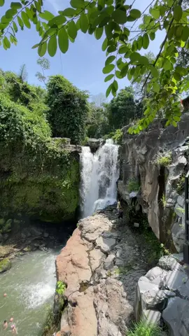 Selain pantai,Bali juga memiliki  air terjun dengan view yang luar biasa😍 📍Tegenungan Waterfall,Desa Kemenuh,Sukawati Gianyar HTM : Rp.20.000/Orang (sudah termasuk parkir) #balikami #balikamicom #balikamigroup #balikamiofficial #tegenunganwatefall #kemenuh #kemenuhgianyar 