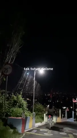 wis tak tutup dalane. #capcut #jawapride #lirikvideo #templatelirik #overlaylyrics #templatecapcut #liriklagu #xyzbca #fyp 