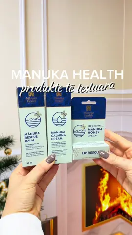 Manuka Health - Produkte te testuara me mjalte manuka.  *Balsam per buzet me mjalte manuka pa ngjyrues, pa paraben, pa parfum, pa silikon & pa varja minerale.  *Krem qetesues me mjalte manuka, me kamomil & aloe vera.  Qeteson lekuren e ndjeshme & te irrituar. Teksture te lehte & perthithet shpejte.  *Balsam rigjenerues me mjalte manuka, dyll blete & kalendula. Rigjeneron lekuren & mbeshtet barrieren natyrale te lekures & siguron kujdes afatgjate.  Rossmann- simboli yne i cilesise se provuar me nje cmim te perballueshem !