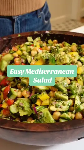 This Mediterranean salad is AMAZING! And makes for a great meal prep 🥗 #healthyrecipes #healthyhabits #wellness #mediterraneandiet #easysaladrecipe #weightloss 
