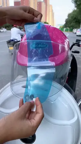 Lightweight and portable, this product simply attaches to the helmet and easily protects against rain and fog, allowing you to maintain clear vision in all weather conditions. 😍																			