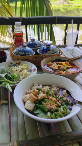 Sloth suanphueng คาเฟ่และร้านก๋วยเตี๋ยวริมน้ำบรรยากาศดี ล้อมรอบไปด้วยต้นไผ่ ตั้งแต่อุโมงค์ไผ่ทางเข้าร้านและบริเวณในร้าน ลมพัดเย็นสบาย อยู่ใกล้ตลาดโอ๊ะป่อย 🌳🌿🍀💚#slothcaffeslowbar #slothsuanphueng #คาเฟ่สวนผึ้ง #ราชบุรี #เก็บตกทริปสวนผึ้ง #ก๋วยเตี๋ยวริมน้ำ #บรรยากาศดีๆ 