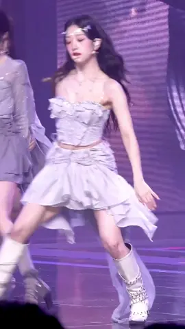 she is like a goddess #fromis_9 #seoyeon #fancam🍎✨ #fancamskpop #kpopfyp #kpop #fyp 