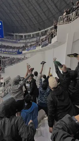 Pamer adidas yang bener ya distadion 🫣  🎥Persijafans X Psisfans #japan #CapCut #japanviral #adidas #kenshuseijapan🇮🇩🇯🇵🎌 #jepangviral 
