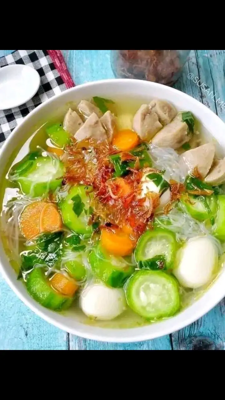 SOP OYONG SOUN⁣ ⁣By @susan_mellyani Bahan :⁣ Gula,garam,secukupnya⁣ Kaldu bubuk secukupnya⁣ Bawang goreng⁣ 1,5 liter air⁣ 3 buah oyong muda,kupas potong bulat⁣ 2 buah wortel potong2⁣ 1 bungkus kecil soun seduh air panas⁣ 10 buah bakso sapi⁣ 10 buah telur puyuh kupas⁣ 1 tangkai daun bawang,seledri potong kasar⁣ ⁣ Bumbu halus :⁣ 3 siung bawang putih⁣ 2 siung bawang merah⁣ 1/2 sdt merica butiran⁣ ⁣ Langkah:⁣ 1.Didihkan air di panci,masukan wortel,tumis bumbu halus hingga harum,masukan ke panci,aduk rata,beri gula, garam,kaldu bubuk⁣ 2.Setelah wortel empuk masukan telur puyuh,bakso dan oyong,aduk rata dan biarkan semua matang dan koreksi rasanya⁣ 3.Jika rasa sdh pas,matikan api,masukan soun,daun bawang dan seledri,sajikan dgn taburan bawang goreng.⁣