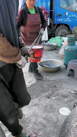 Melting aluminium cables to be recycled into pots and pans