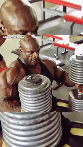 El rey Ronnie Coleman haciendo un press de pecho con mancuerna de nivel leyenda.  #motivacionfitness #motivacion #culturismo #gymrat #gym #gimnasio #GymLife #gymlover #leyendasfitness #crossfit #ronniecoleman 