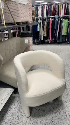 #tiktok #fyp #family #foryou #mexicantiktok #family #sister #mexicanmom #fypシ #foryourpage #foryoupage #shopping #shoppinghaul #ross #shoppingfun #chair #vanitychair 