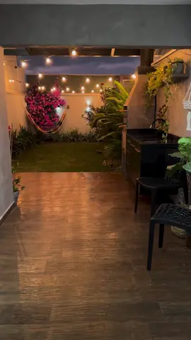 Detalhes dessa área externa charmosa e aconchegante, com varal de luzes e lindo gramado com Manacá da Serra. O que vocês acharam? 🌸💗 Por: @papo_de_lar_  •───────────────────────• #arq_designer #arqdesigner #arqdesignermarketplace