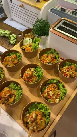 Jumat Mubarok  Nasi daun jeruk :  - 20 Lembar daun jeruk iris tipis  - 15 siung B. Putih - margarin untuk menumis  - garam, kaldu ayam nugget Cabe garam - 1 kg nugget Rp 67.000 - 15 siung B. Putih - 20 cabe rawit  - garam - kaldu ayam - gula  #jumatmubarok #jumatberkah Snack Makanan 