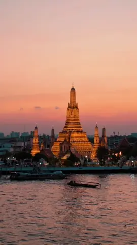 วัดอรุณราชวรารามราชวรมหาวิหาร 🇹🇭 WAT ARUN , Bangkok, Thailand Temple of Dawn  #bangkok #bangkokthailand #bangkoktravel #thailand #amazing #iconic #arun #temple #wat #watarun #watarunbangkok #travel #chaophrayariver #riverside #templeofdawn #traveltiktok #sunset #tiktokพาเเที่ยว #กรุงเทพ #กรุงเทพมหานคร #วัดอรุณ #วัดอรุณราชวรารามราชวรมหาวิหาร #ริมแม่น้ําเจ้าพะยา 