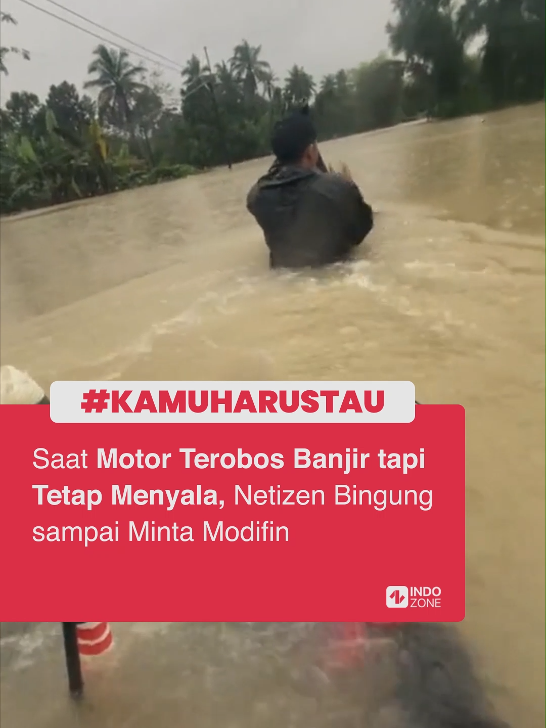 Seorang konten kreator TikTok dengan akun 410ngg, mengunggah momen menegangkan sekaligus bikin netizen geleng-geleng kepala. Bagaimana tidak, dalam unggahan videonya baru-baru ini, pemilik akun TikTok tersebut memperlihatkan momen menerjang banjir yang cukup tinggi. Uniknya, dia menerjang banjir tersebut sambil mengendarai motor. Dalam videonya, tampak motor yang dikendarainya bisa menerobos banjir tanpa mogok. Tidak sendiri, ada juga pengendara lain yang berada di depannya tengah menerobos banjir menggunakan motor. Bukannya panik, mereka justru tampak begitu santai hingga tertawa-tawa kecil. Padahal banjr yang  menerjang daerah itu cukup tinggi setara dengan spion motor. Dalam video lainnya, kreator ini memperlihatkan motornya yang telah dimodifikasi secara kreatif. Tangki bahan bakar terbuat dari botol air, karburator, knalpot, dan ventilasi mesin ditempatkan lebih tinggi, yang memungkinkan mesin untuk tetap beroperasi saat tergenang air. Modifikasi ini memberikan sentuhan unik pada sepeda motor, menciptakan daya tarik visual yang memukau. Keahlian kreator ini bukan hanya dalam mengendarai sepeda motor di kondisi ekstrem, tetapi juga dalam merancang modifikasi yang menciptakan performa luar biasa. Video kreator yang belum diketahui berada di daerah mana ini pun langsung jadi sorotan hingga ditonton delapan juta kali di TikTok. Beragam komentar pun dilontarkan netizen hingga meminta motornya dimodifikasi. Bagaimana menurut kamu guys? Video: TikTok/410ngg [Baca berita dan informasi menarik lainnya hanya di www.indozone.id]