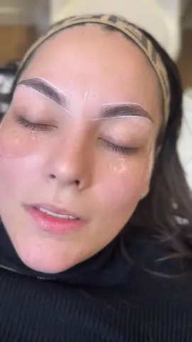 No permitas que nadie decida por ti… toma decisiones por tu amor propio. Por un 2024 con tu mejor versión. Tus cejas lo dirán todo 🔥 El inicio de este año ha sido espectacular ✨🔝 Hybrid Brow Dye by Shakira ✨ • Color Dark Brown • #shalashes #brows #hybridbrows #browsonpoint #browsbrowsbrows #hainescity #hainescityfl 