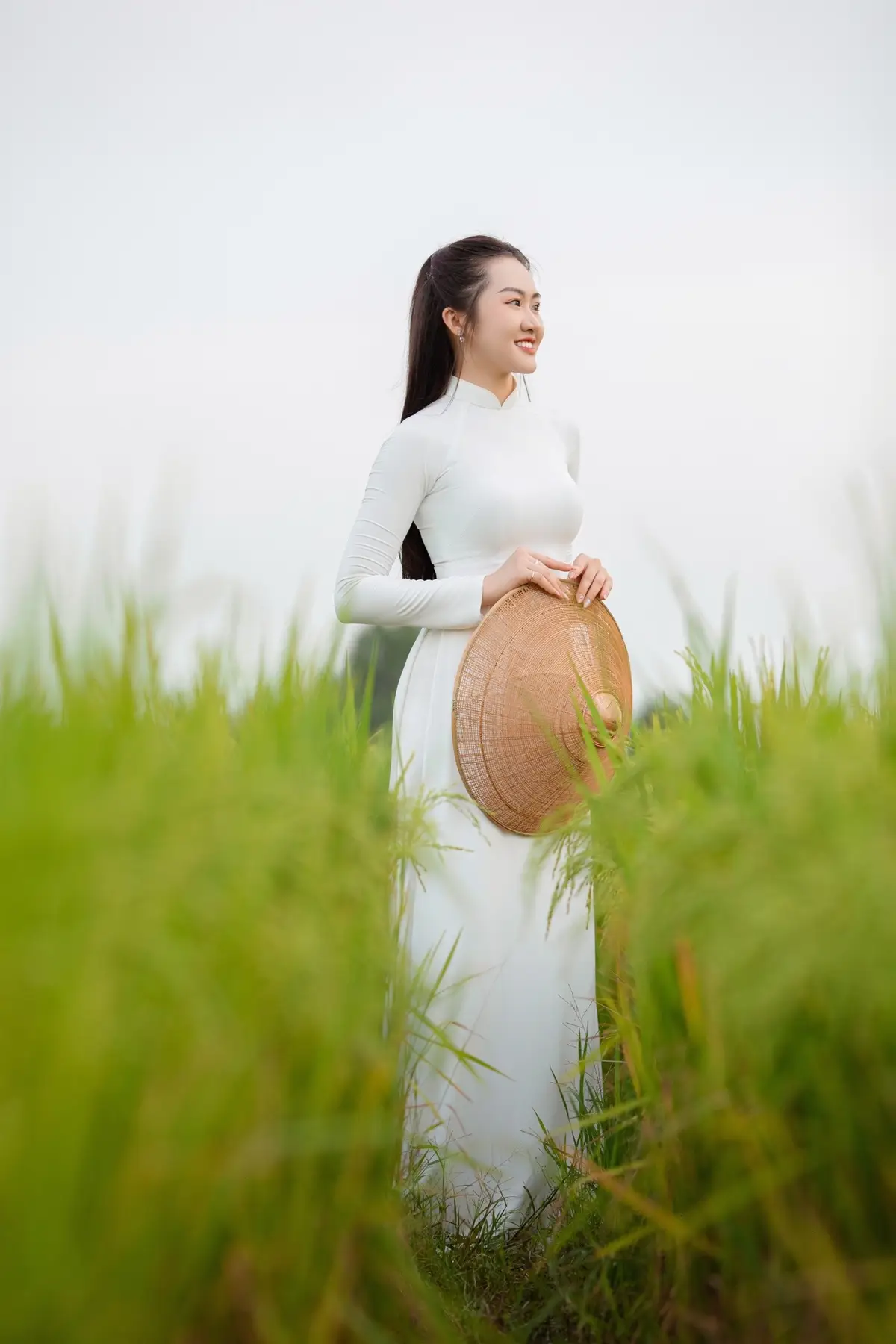 Áo em tha thướt nắng chiều Cho lòng ai lỡ liêu xiêu dáng ngà..! #aodai #aodaivietnam