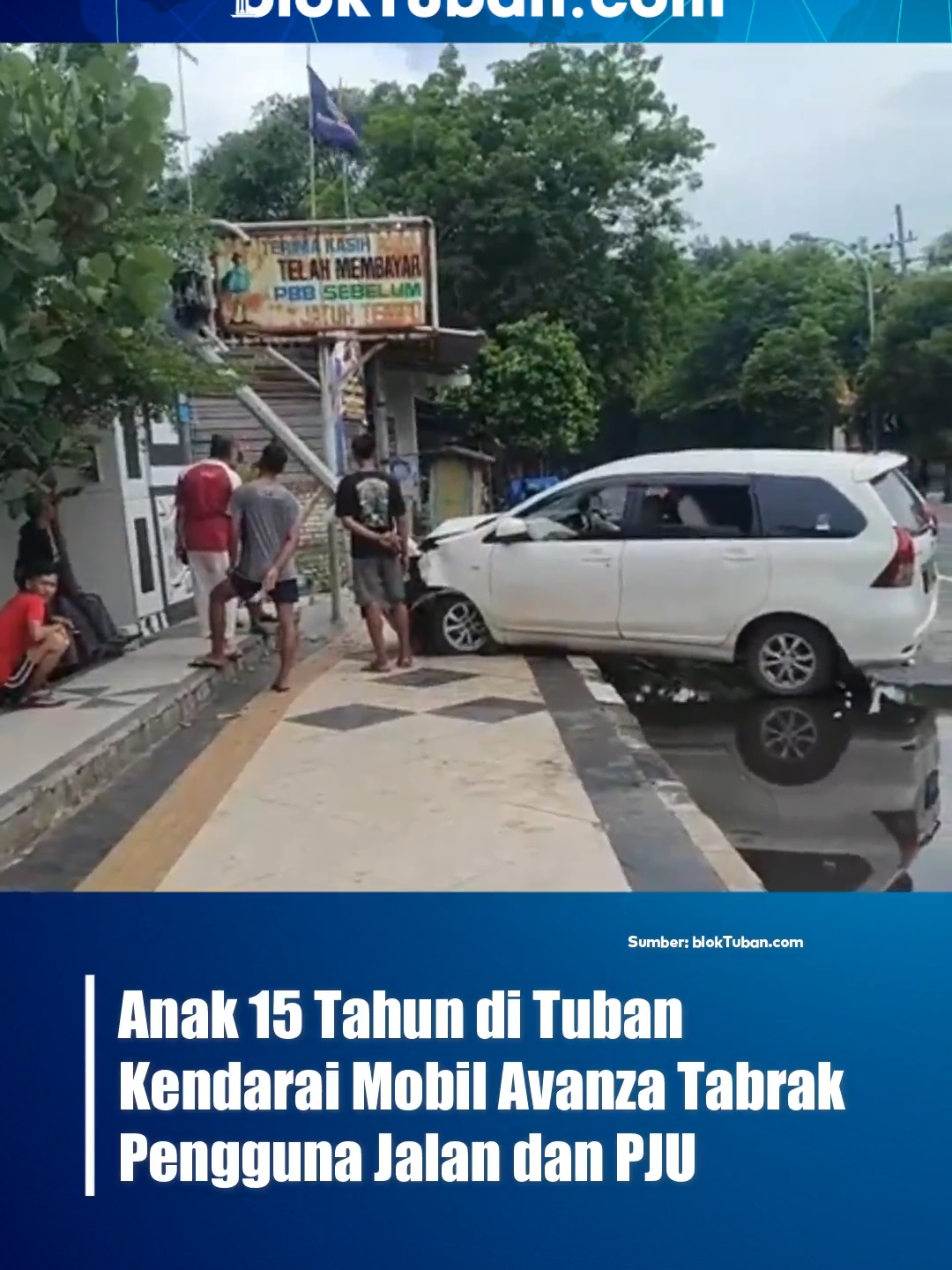 Mobil Avana putih menabrak Penerangan Jalan Umum di jalan Panglima Sudirman Tuban. Diketahui sopir masih di bawah umur, Minggu (7/12/2024). Ternyata sebelum menabrak PJU diketahui mobil Avanza putih dengan nomor polisi L-1006-KX yang melintas dari barat ke timur tersebut, sempat menabrak beberapa pengguna jalan lainnya yang berada di sepanjang Jalan Panglima Sudirman Tuban, #kecelakaan #mobil #avanza #tuban #bloktuban