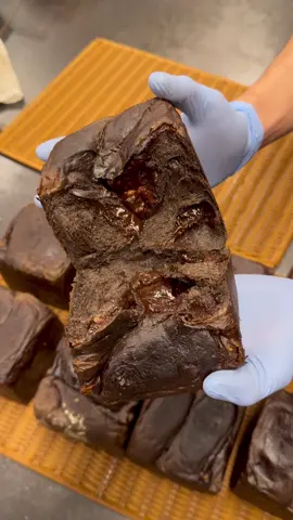 世界で1番売れた生チョコ食パン🍞 ⁡ ブラックココアをベースにした生地に 自家製の生チョコレートとくるみを練りこんだ 生チョコ食パン🍫 焼きたてならではのふわふわもちもち食感 ココアのほろ苦さと熱でとろけた甘いチョコレート カカオの香ばしい香りが口の中で立ち込める まさに極上の食パン🤤 めっちゃおすすめ！！ 📍愛知(6店舗あり) パンのトラ 生チョコ食パン 1斤 ¥720 #名古屋グルメ #愛知グルメ #パン屋 #chocolate #japanesefood 