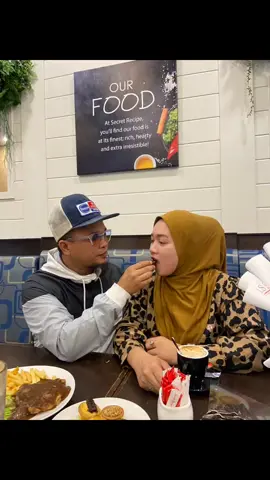 alhamdulillah selesai small celebration birthday my wife😘🎊🎂🎉#tiktokmalaysia #viral #trending #Hello2024 #fypppppppppppppppppppppp 