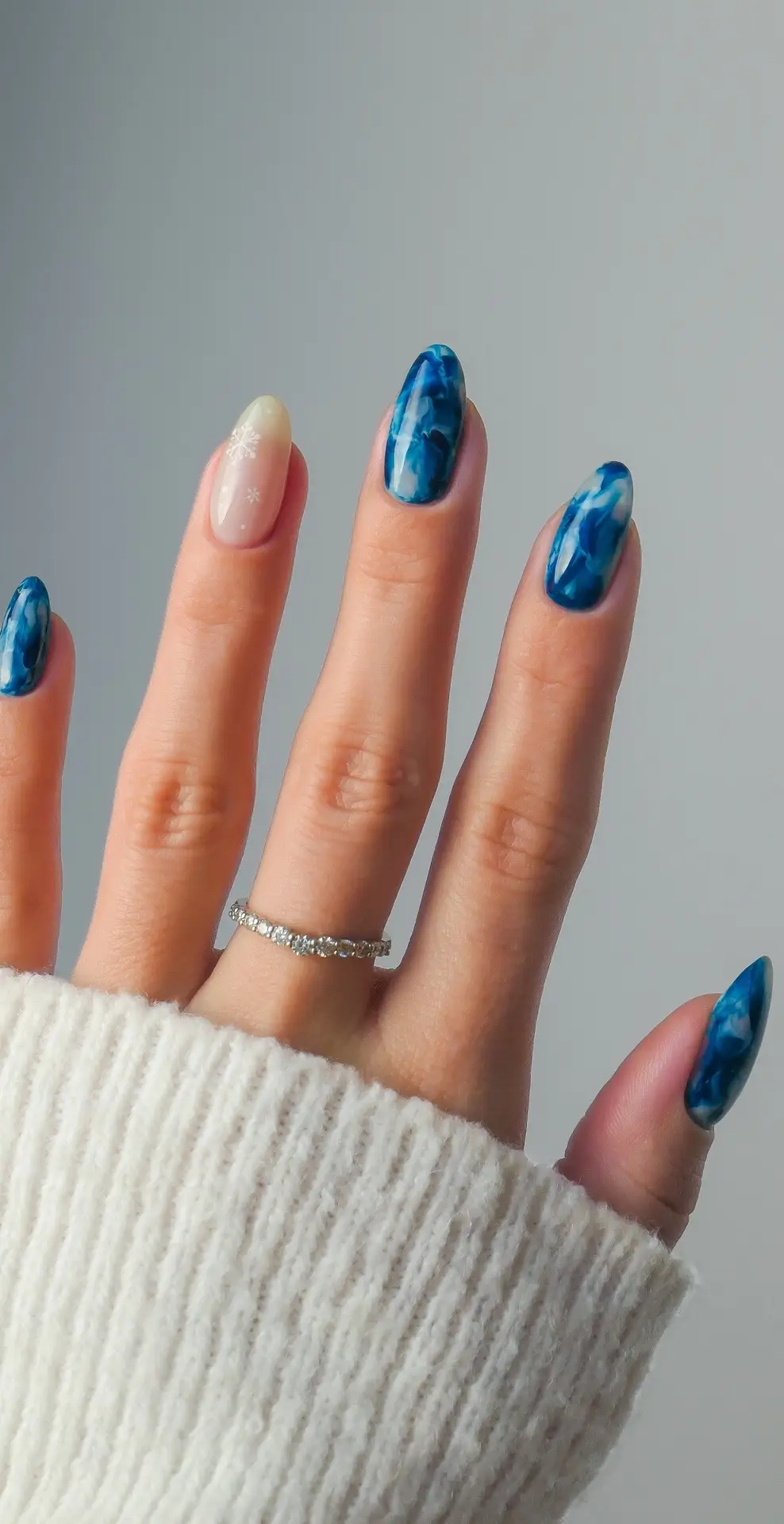 #nails #nailinspo #winternails #marblenails #bluenails #bluemarblenails #snowflakenails #nailart #naildesign #nailpolish #nailhacks #nailtutorial  Winter nails design idea inspo nail art hack marble blue snowflake tutorial nagellack nail polish