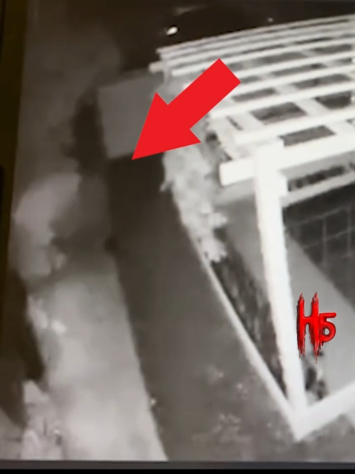 GHOST Captured on camera!? 😱 #haunted5 #horror #horrortok #skinwalkers #shadowpeople #supernatural #scaryvideos #creepytok #scary #creepy #paranormaltiktok #foryourpage #foryou #fyp #fypage #ghostsighting #ghost #ghostvideos #paranormal #paranormalactivity #ufo #aliens #bigfoot