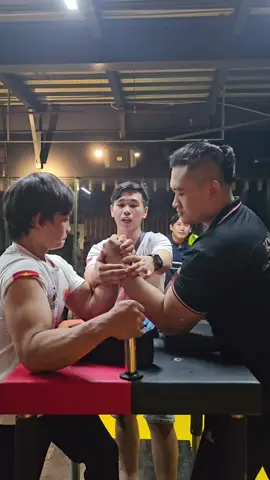 Giao lưu với em Thương tem Mũ Cối, cảm ơn 2 em đã ghé tem vũng tàu🥰 #armwrestling #vattay #longvungtau #giaitri 