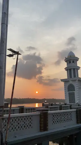 Masjid terapung maluku tenggara yang berlokasi di ohoi dian pulau✨